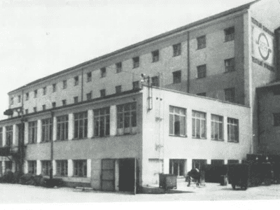 2000 Výrobní budova v Ivančicích přestala sloužit RETEXu právě v nultých letech - původní foto z dřívější doby