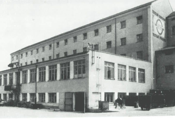 2000 Výrobní budova v Ivančicích přestala sloužit RETEXu právě v nultých letech - původní foto z dřívější doby